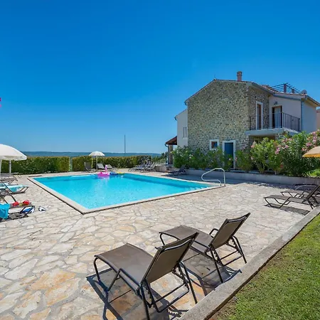 Holiday home 3 Bedroom Lovely In Baredine