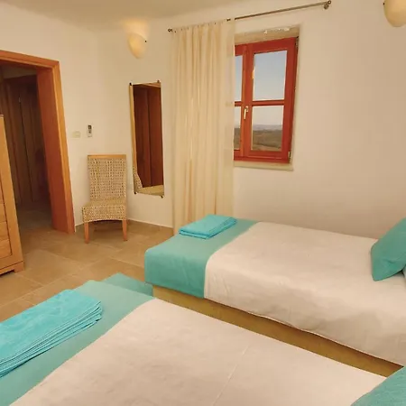 3 Bedroom Lovely In Baredine Holiday home Donje Baredine