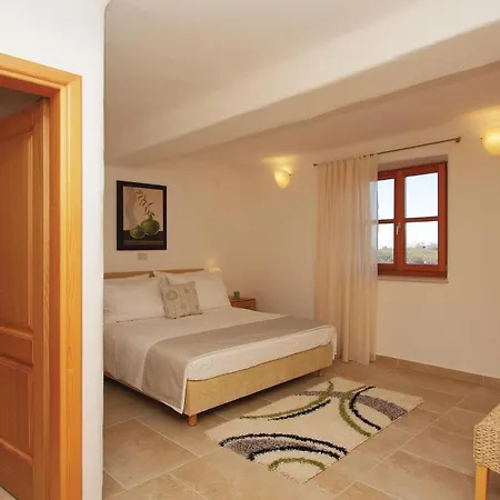 Holiday home 3 Bedroom Lovely In Baredine *